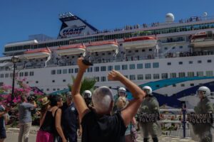 La llegada del crucero Crown Iris al puerto de Pireo genera rechazo internacional y protestas de sindicatos y activistas pro‑palestinos.