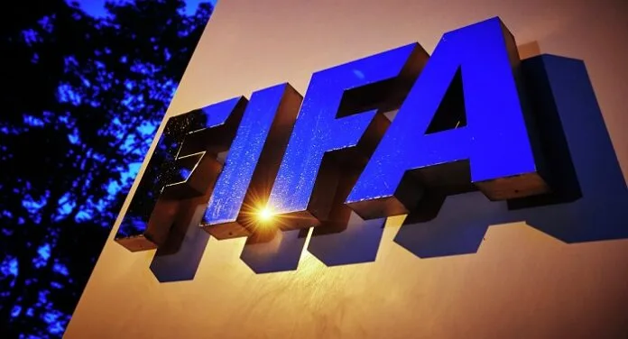 Logotipo de la FIFA iluminado durante la noche