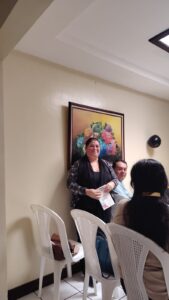 Personas participan en una reunión en una sala