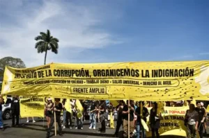 Manifestación con una pancarta contra la corrupción