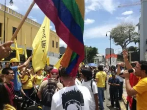 Personas participan en una marcha con banderas