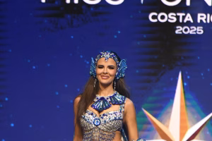 Mujer posa en el escenario de un certamen