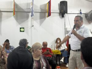Hombre habla ante un grupo reunido