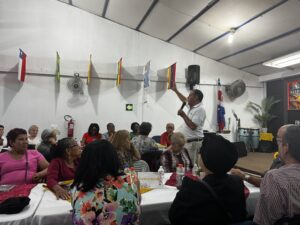 Persona participa en una reunión comunitaria