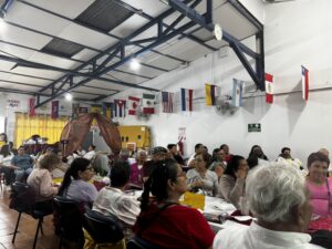 Asistentes participan en una reunión comunitaria