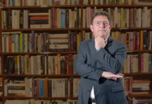 CCSS explica cuotas de trabajadores independientes Hombre posa frente a una biblioteca