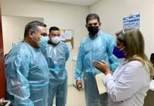 Diferencias salariales CCSS y Poder Judicial Personal sanitario conversa en un centro hospitalario