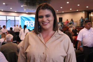 Mujer durante una actividad política