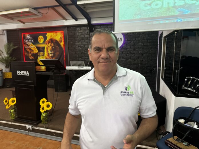 Hombre posa en el interior de un establecimiento